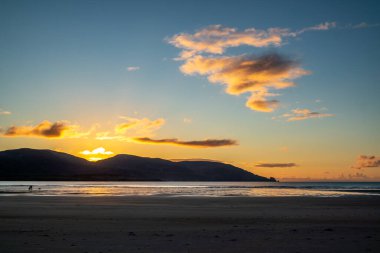 Donegal 'de Ardara ile Portnoo arasında Kiltoorish Körfezi Sahili - İrlanda.