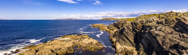 Вид с воздуха на побережье Давроса с головой Данмора на фоне Портнуэна, Россбег и Даврос направляются в графство Донегал - Ирландия. — стоковое фото