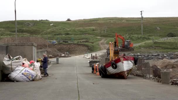 LENAN, IRLAND - SEPTEMBER 22 2021: Damen fotograferar vid Lenans hamnbrygga — Stockvideo