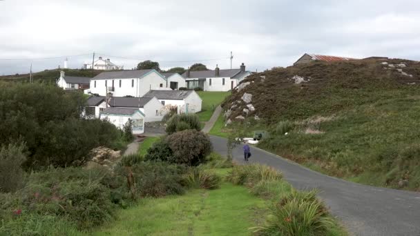 Inishowen, Ιρλανδία - Σεπτέμβριος 09 2021: Επισκέπτες του Fort Dunree, Στρατιωτικού Μουσείου στο Donegal, Ιρλανδία — Αρχείο Βίντεο