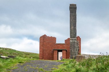 İrlanda 'nın Donegal ilçesinin kuzey kıyısındaki Lenan Head kalesinin kalıntıları..