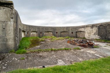 İrlanda 'nın Donegal ilçesinin kuzey kıyısındaki Lenan Head kalesinin kalıntıları..