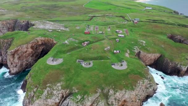 Luchtfoto van de ruïnes van Lenan Head fort aan de noordkust van County Donegal, Ierland. — Stockvideo