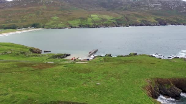 Vista aérea de las ruinas del puerto de Lenan en la costa norte del Condado de Donegal, Irlanda. — Vídeos de Stock