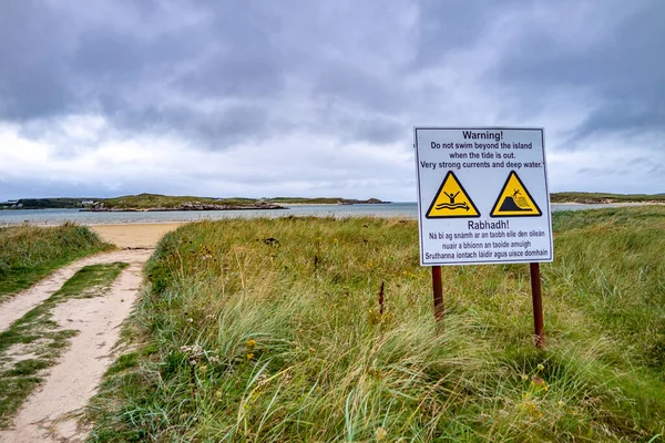 Bunberg, Irland - 16 september 2021: Skylt med varning om att inte bada bakom ön när tidvattnet är ute — Stockfoto