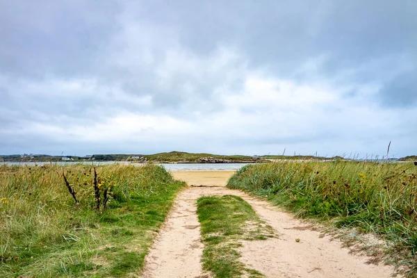 Bunbeg beach med Bad Eddie i bakgrunden, Bunbeg, Co. Donegal, Irland — Stockfoto