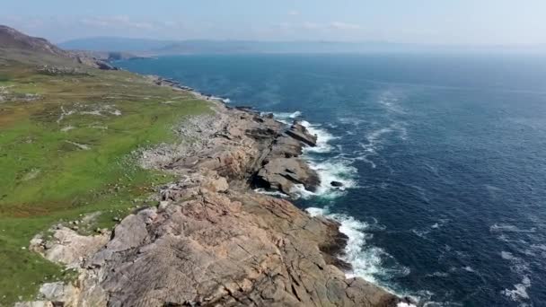 Vista aérea de la costa por Marmeelan y Falcorrib al sur de Dungloe, Condado de Donegal - Irlanda — Vídeo de stock