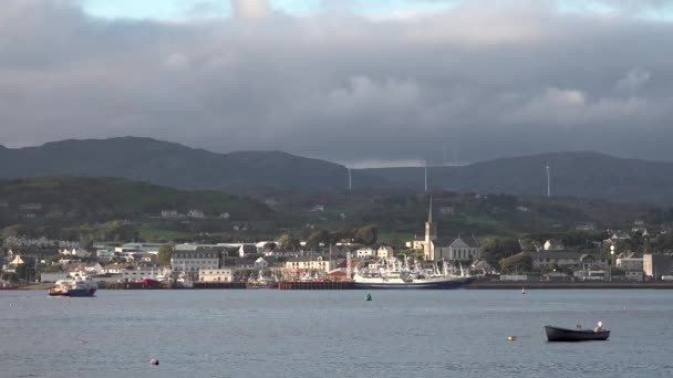 Killybegs, Irlandia - 13 października 2021 - Killybegs to najważniejszy port rybacki w Irlandii — Wideo stockowe
