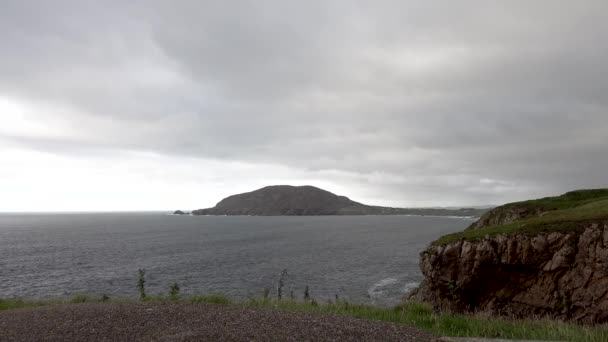 Dunaff Head İrlanda 'nın Donegal ilçesinin kuzey sahilindeki Lenan Head kalesinden görüldü.. — Stok video