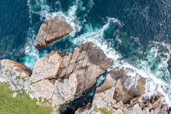 Flygfoto över den klippiga kusten vid Marmeelan och Falcorrib söder om Dungloe, grevskapet Donegal - Irland — Stockfoto