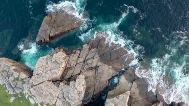 Vista aérea de la costa rocosa por Marmeelan y Falcorrib al sur de Dungloe, Condado de Donegal - Irlanda — Vídeos de Stock