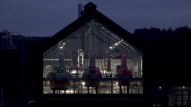 Ardara Eyaleti Donegal, İrlanda - 13 Ekim 2021: Ardara damıtma tesisi üretime hazırlanıyor