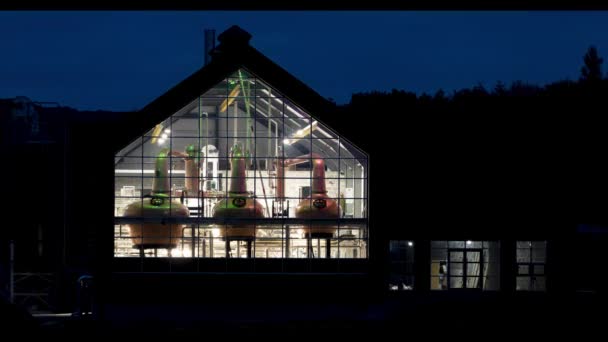 Contea di Ardara Donegal, Irlanda - 13 ottobre 2021: La distilleria Ardara si prepara alla produzione — Video Stock