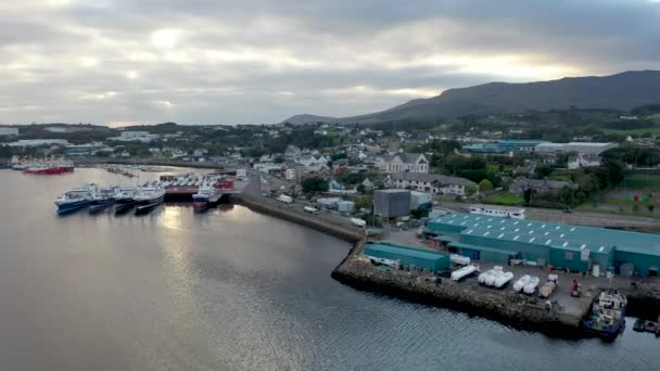 Killybegs, Ierland - 13 oktober 2021 - Killybegs is de belangrijkste vissershaven in Ierland — Stockvideo