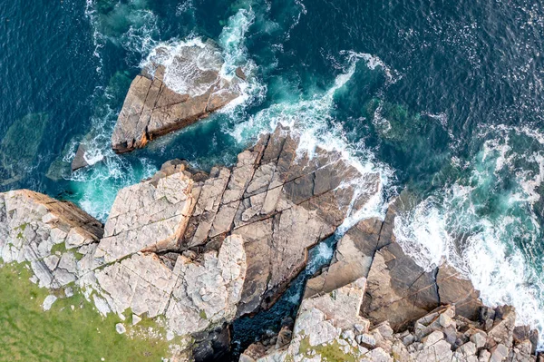 Veduta aerea della costa rocciosa di Marmeelan e Falcorrib a sud di Dungloe, contea di Donegal - Irlanda — Foto Stock