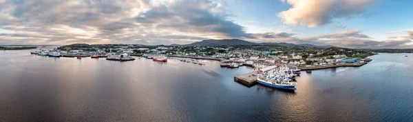 Skyline of Killybegs in County Donegal - Irland - Alla märken och logotyper borttagna — Stockfoto