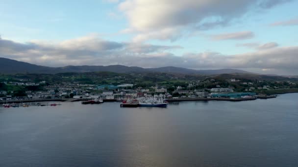 Killybegs, Irsko - 13. října 2021 - Killybegs je nejdůležitější rybářský přístav v Irsku — Stock video