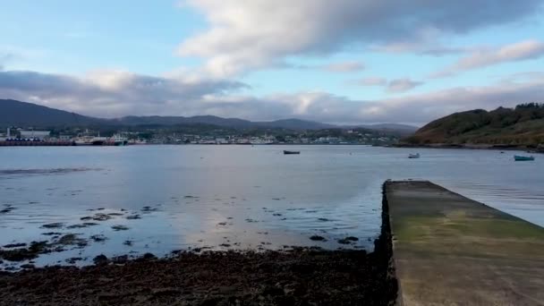 Killybegs, Ierland - 13 oktober 2021 - Killybegs is de belangrijkste vissershaven in Ierland — Stockvideo