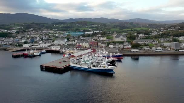 Killybegs, Írország - 2021. október 13. - Killybegs Írország legfontosabb halászkikötője — Stock videók