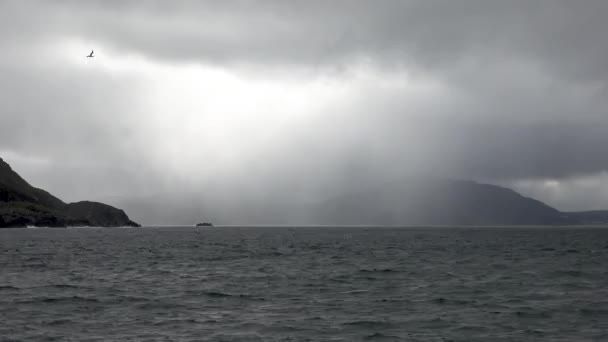 Donegal, İrlanda 'da Lough Swilly ve Lenan Körfezi üzerindeki fırtına ve güneş — Stok video
