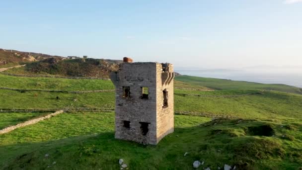 Vista aérea de la Crohy Head Signal Tower en Maghery por Dungloe - Irlanda — Vídeo de stock