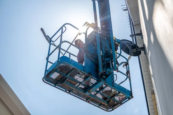 Havadan erişim platformunda çalışan bir işçi, vişne toplayıcısı, temizlik.