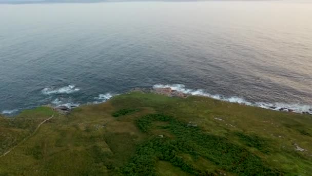 ドニゴール州ダングローの南にあるマルメランとファルコーリブによる岩場の海岸線の空中ビュー-アイルランド — ストック動画