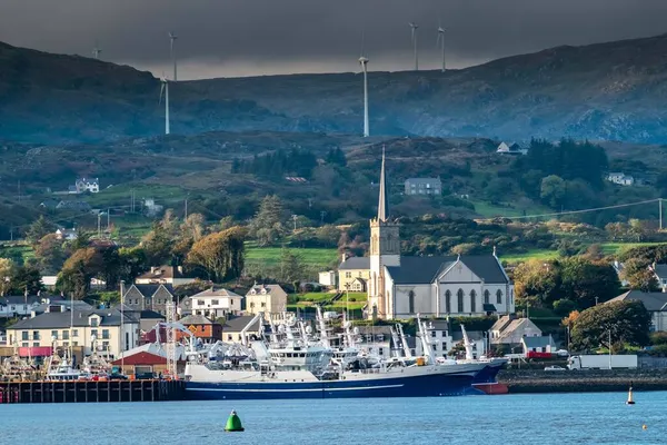 O horizonte de Killybegs no Condado de Donegal - Irlanda - Todas as marcas e logotipos removidos — Fotografia de Stock
