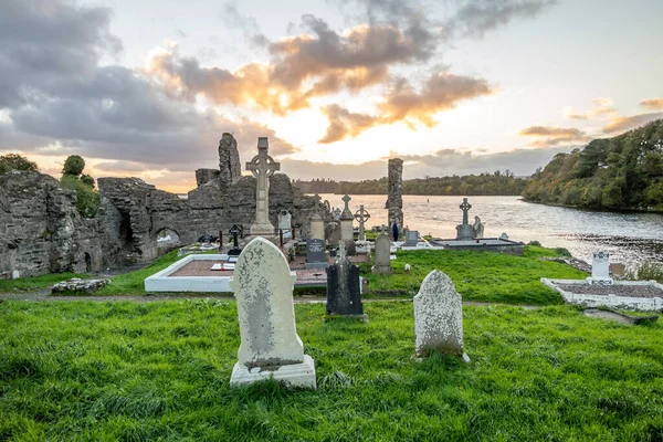 DONEGAL TOWN, IRLAND - PAŹDZIERNIK 20 2021: Słońce zachodzi nad cmentarzem opactwa, który został zbudowany przez Hugh O Donnell w 1474 — Zdjęcie stockowe