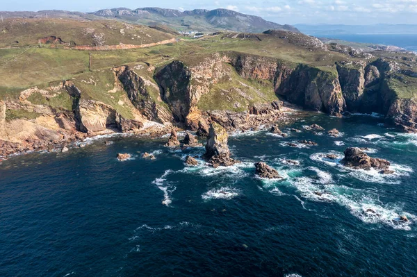 Вид с воздуха на скалы в море на Crohy Head Sea Arch, графство Донегал - Ирландия . — стоковое фото