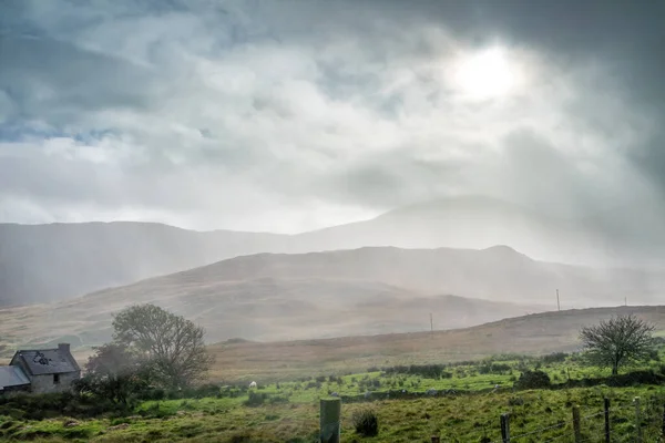 La pluie tombe sur les montagnes Bluestack entre Glenties et Ballybofey dans le comté de Donegal - Irlande — Photo
