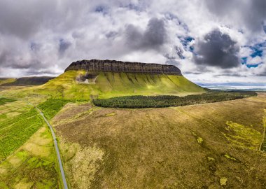 İrlanda 'nın Sligo ilçesindeki Benbulbin Dağı' nın hava manzarası.
