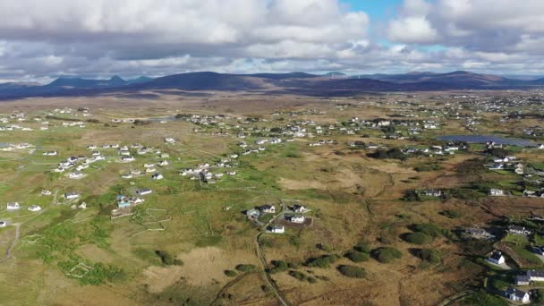 Vista aérea da bela costa de Gweedore - Condado de Donegal, Irlanda — Vídeo de Stock