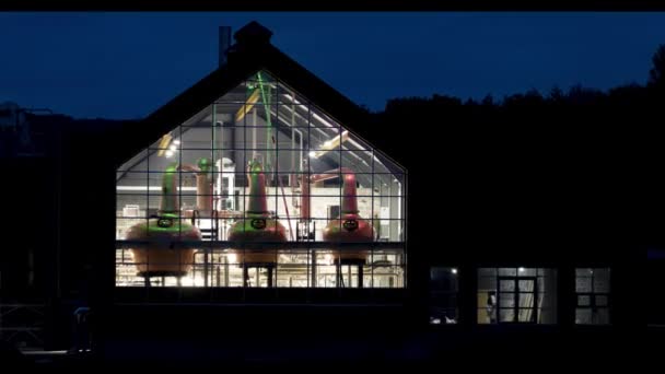 Ardara County Donegal, Irlanda - 13 de outubro de 2021: A destilaria de Ardara está se preparando para a produção — Vídeo de Stock