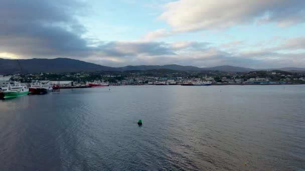 Killybegs, Írország - 2021. október 13. - Killybegs Írország legfontosabb halászkikötője — Stock videók