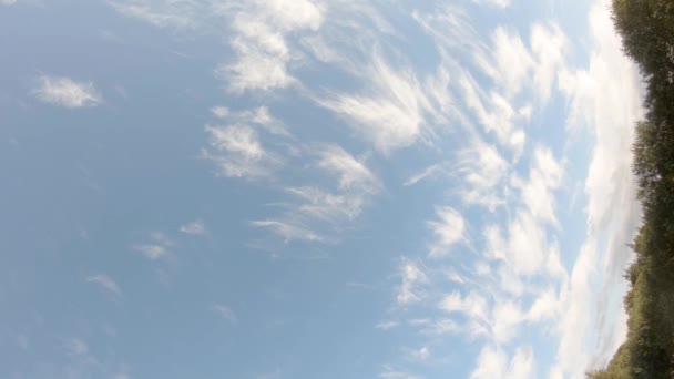 Nubes de cirros formándose en lo alto del cielo azul en el Condado de Donegal - Irlanda — Vídeos de Stock