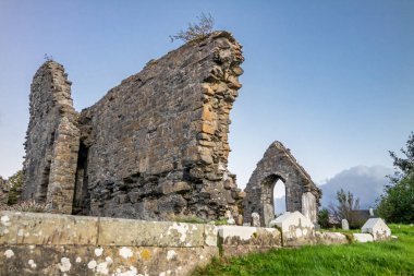 Güneş, Hugh O Donnell tarafından 1474 'te inşa edilen Manastır Mezarlığı' nın üzerinde batıyor. Tüm isimler ve sanat eserleri kaldırıldı.
