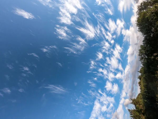 Cirrusmoln som bildas högt i blå himmel i grevskapet Donegal - Irland — Stockfoto