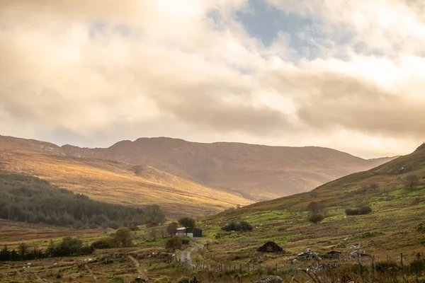 Deszcz nadchodzi w górach Bluestack między Glenties i Ballybofey w hrabstwie Donegal - Irlandia — Zdjęcie stockowe