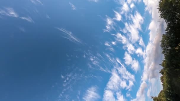 Chmury Cirrus formujące się wysoko na niebieskim niebie w hrabstwie Donegal - Irlandia - TIMELAPSE — Wideo stockowe