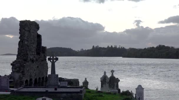 Donegal Town, Irlanda - 31 ottobre 2021: Il sole tramonta sopra il cimitero abbaziale costruito da Hugh O Donnell nel 1474 — Video Stock