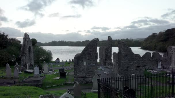 Město Donegal, Irsko - 31. října 2021: Slunce zapadá nad hřbitovem opatství, který postavil Hugh O Donnell v roce 1474 — Stock video