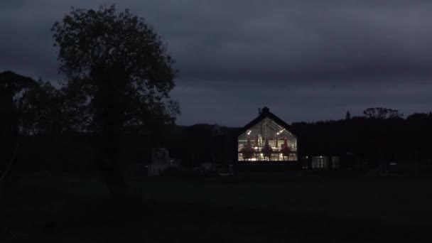 Comté d'Ardara Donegal, Irlande - 13 octobre 2021 : La distillerie d'Ardara se prépare pour la production — Video