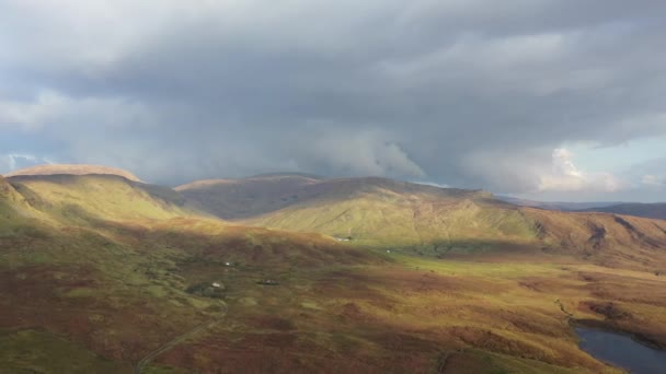 Voando através das montanhas bluestack em Meenaguise Mais em Donegal - Irlanda, lapso de tempo — Vídeo de Stock