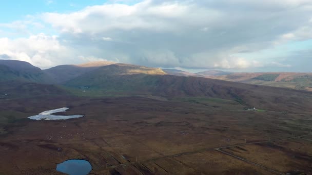 Voando através das montanhas bluestack em Meenaguise Mais em Donegal - Irlanda, lapso de tempo — Vídeo de Stock