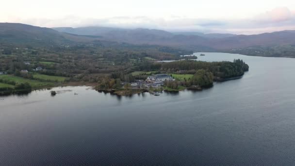 Vista aérea do Lago Eske e Harveys Point em Donegal, Irlanda — Vídeo de Stock