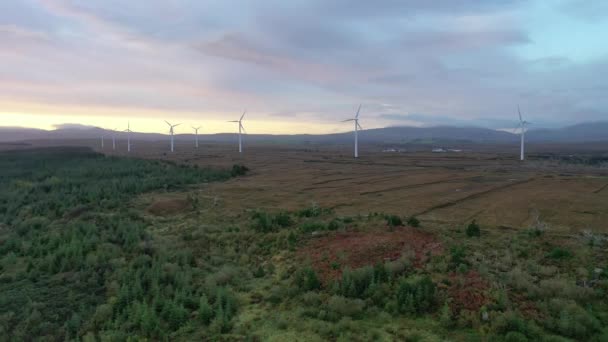 El parque eólico Loughderryduff está produciendo entre Ardara y Portnoo en el Condado de Donegal. — Vídeos de Stock