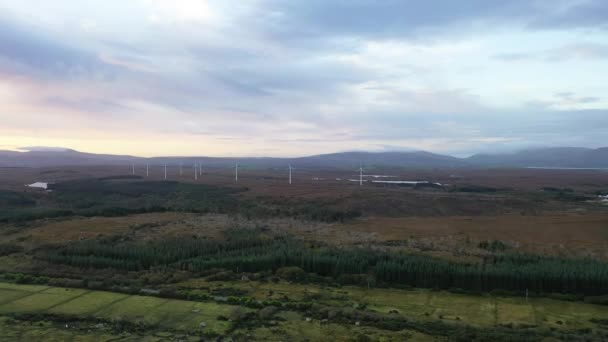 Le parc éolien Loughderryduff produit entre Ardara et Portnoo dans le comté de Donegal. — Video