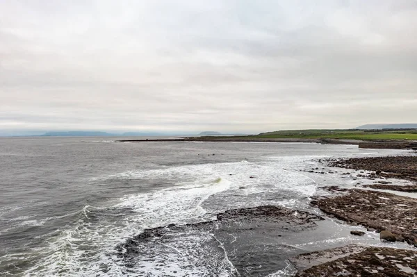 La costa de Easky cerca del Castillo en el Condado de Sligo - República de Irlanda — Foto de Stock
