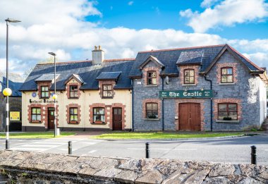 Manorhamilton, İrlanda - 24 Mayıs 2021: Kasaba salgın sırasında yavaş yavaş yeniden açılıyor